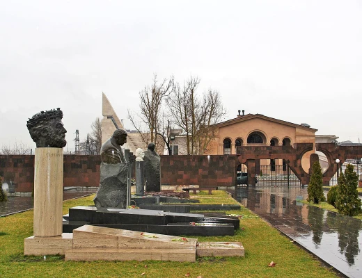 Panteón y parque de Komitas