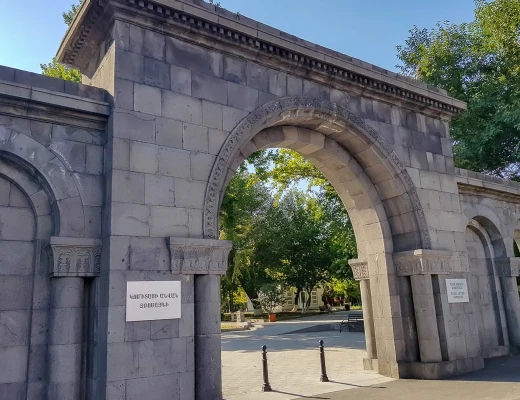 Panteón y parque de Komitas