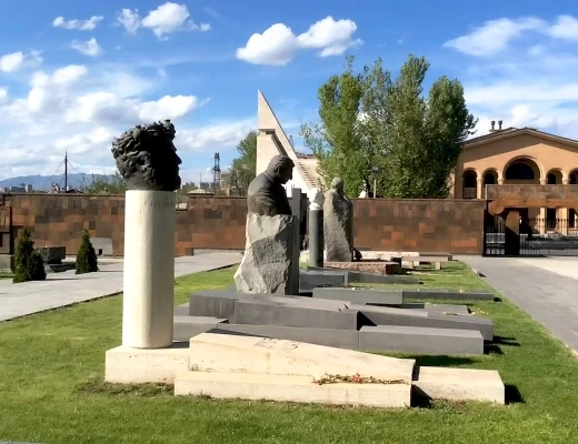 Panteón y parque de Komitas