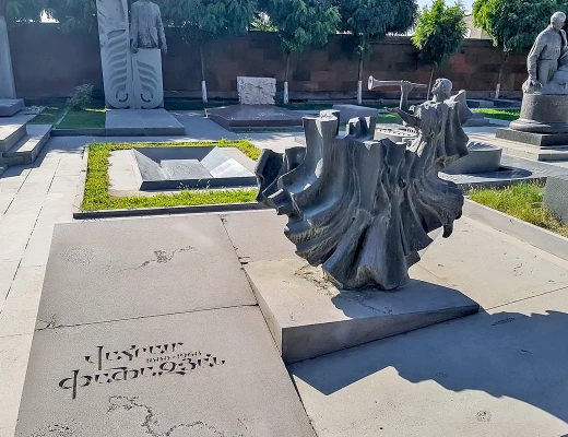 Panteón y parque de Komitas