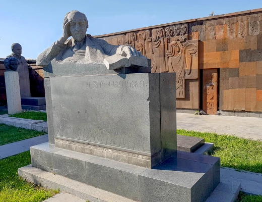 Panteón y parque de Komitas