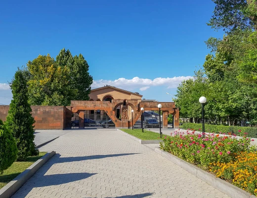 Panteón y parque de Komitas