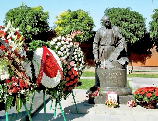 Panteón y parque de Komitas