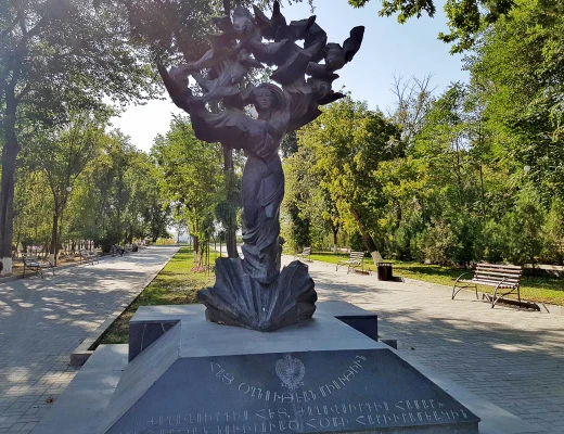 Panteón y parque de Komitas