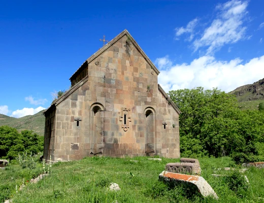Iglesia de Yegheguís y cementerio judío