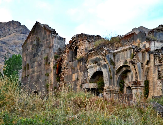 Iglesia de Yegheguís y cementerio judío
