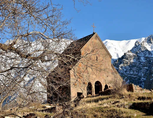 Iglesia de Yegheguís y cementerio judío