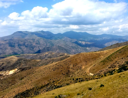Iglesia de Yegheguís y cementerio judío