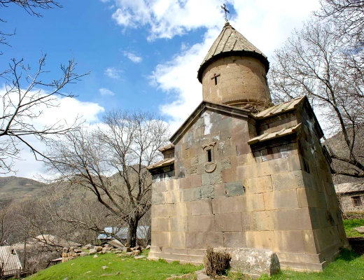 Iglesia de Yegheguís y cementerio judío