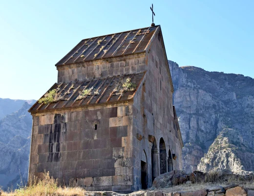 Iglesia de Yegheguís y cementerio judío