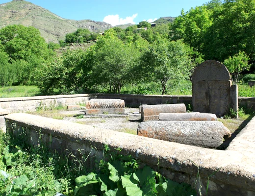 Iglesia de Yegheguís y cementerio judío