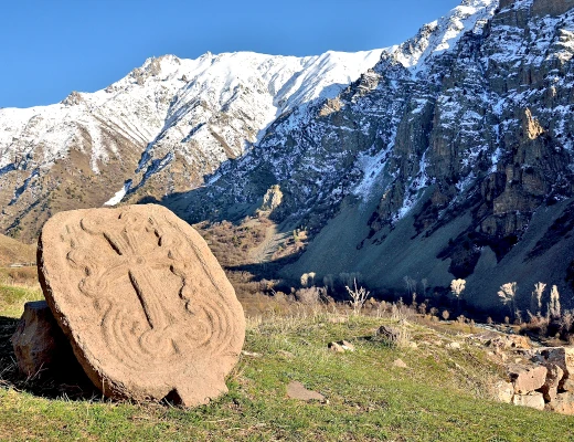 Iglesia de Yegheguís y cementerio judío