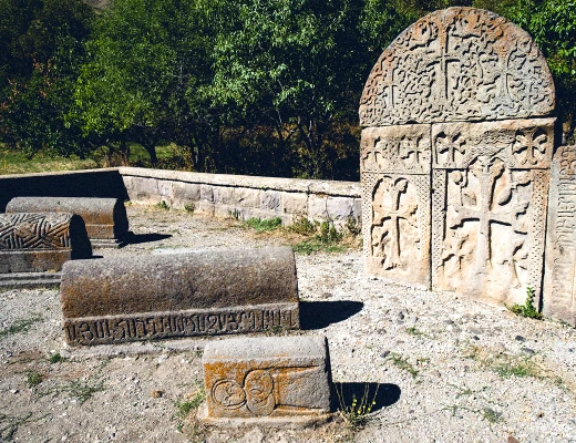 Iglesia de Yegheguís y cementerio judío
