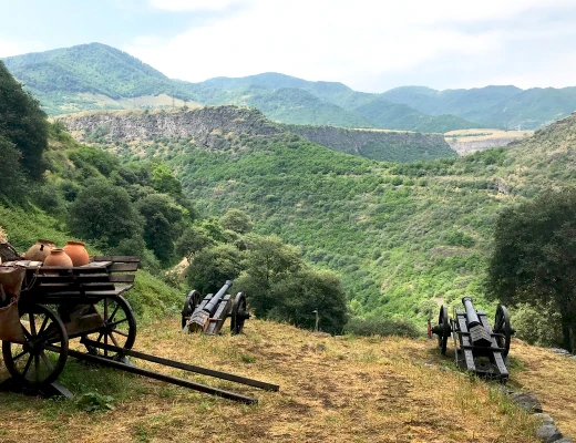 Complejo del castillo rupestre de Zarni-Parni