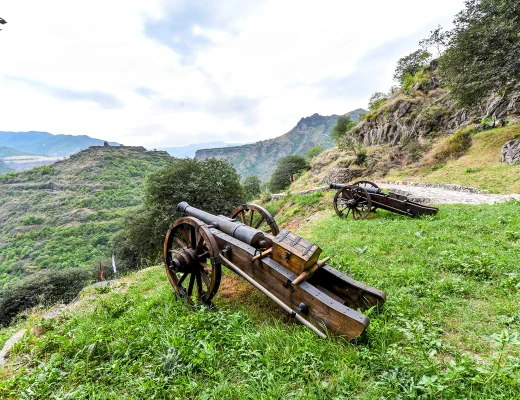 Complejo del castillo rupestre de Zarni-Parni