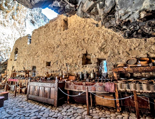 Complejo del castillo rupestre de Zarni-Parni