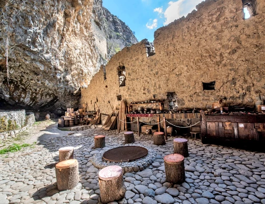 Complejo del castillo rupestre de Zarni-Parni