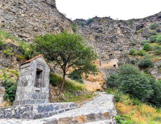 Complejo del castillo rupestre de Zarni-Parni