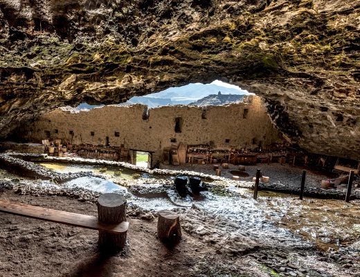 Complejo del castillo rupestre de Zarni-Parni