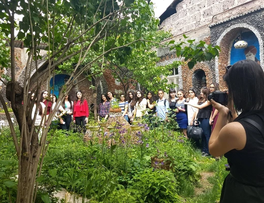 Göttlicher Untergrund vom Meister Lewon