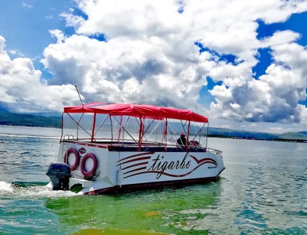 Gita in barca sul Lago Sevan