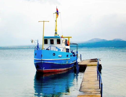 Paseo en barco por el lago Seván