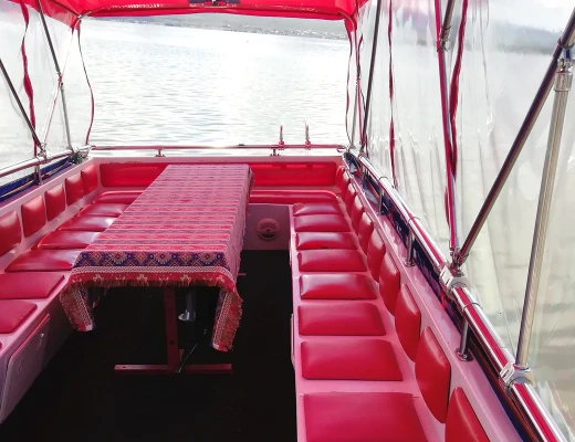Paseo en barco por el lago Seván