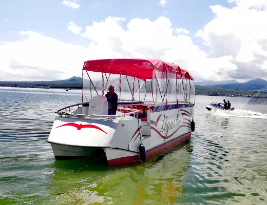 Paseo en barco por el lago Seván
