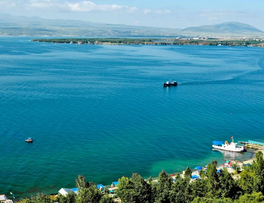 Paseo en barco por el lago Seván