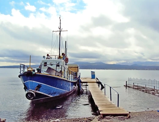 Paseo en barco por el lago Seván