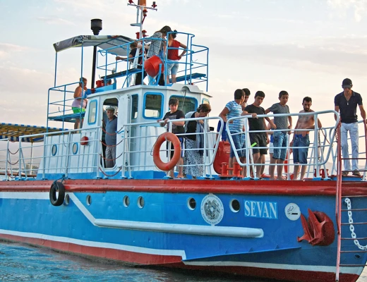 Paseo en barco por el lago Seván