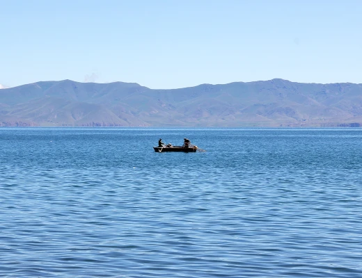 Paseo en barco por el lago Seván