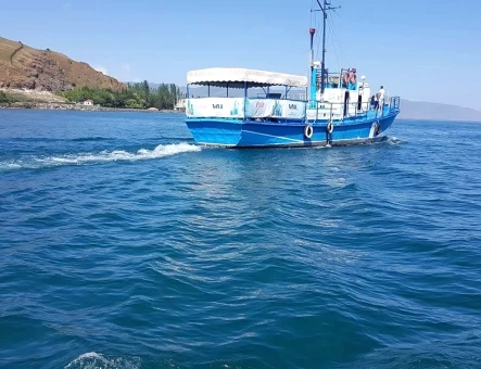 Voyage en bateau au lac Sévan