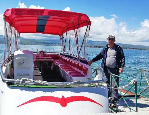 Paseo en barco por el lago Seván