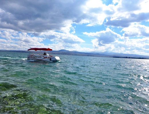 Paseo en barco por el lago Seván