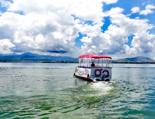 Paseo en barco por el lago Seván