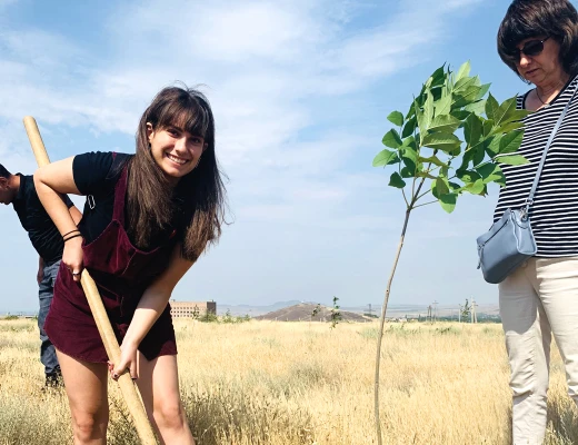 Посадка деревьев в питомнике Карин