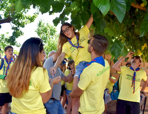 Посадка деревьев в питомнике Карин