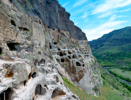 Vardzia (monastero scavato e città rupestre)