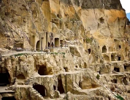 Вардзия (скальный монастырь и пещерный город)