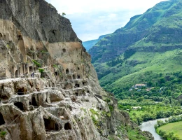 Вардзия (скальный монастырь и пещерный город)