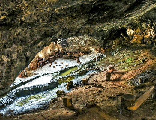 Complejo del castillo rupestre de Zarni-Parni