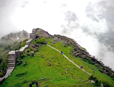 Hiking to Smbataberd fortress