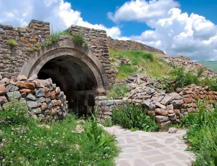 Hiking to Smbataberd fortress
