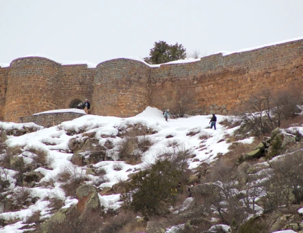 Hiking to Smbataberd fortress