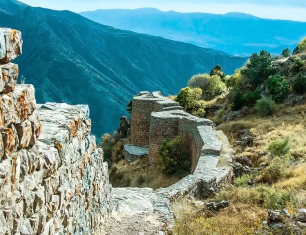 Hiking to Smbataberd fortress