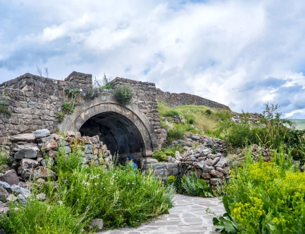 Hiking to Smbataberd fortress