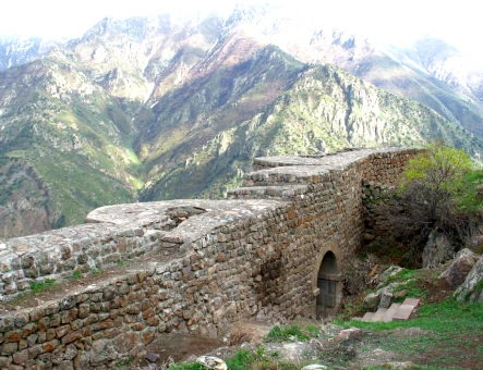 Hiking to Smbataberd fortress