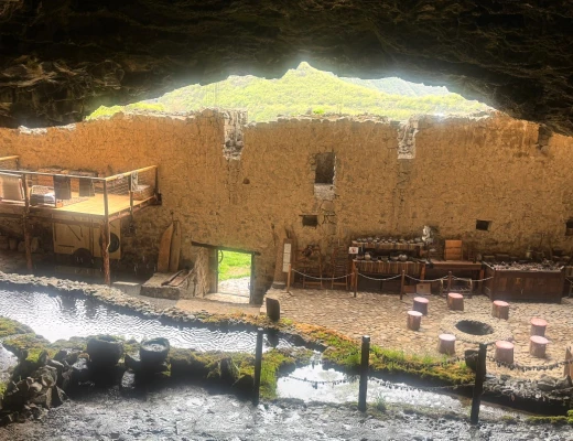 Complejo del castillo rupestre de Zarni-Parni