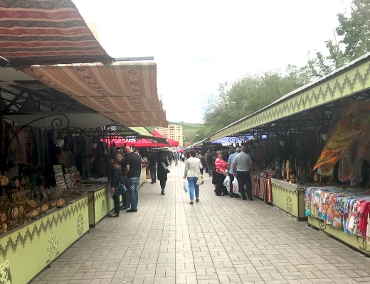 Вернисаж Еревана